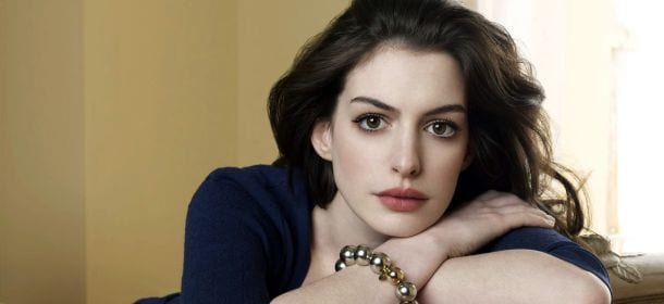 Anne Hathaway contro la dieta vegana, gli animalisti si indignano