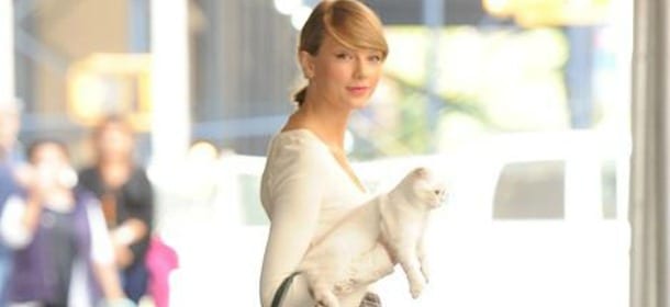 Taylor Swift assicura le gambe per 40 milioni: il suo gatto gliele graffia