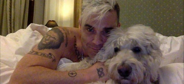 Robbie Williams, il cane Spencer è morto. E lui gli dedica un video speciale