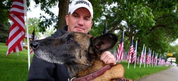 L'ultimo saluto al cane Mike sepolto con il massimo degli onori militari [FOTO]