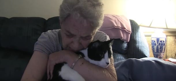 Credeva che il gatto fosse morto: quando lo vede tornare a casa la reazione è incredibile [VIDEO]