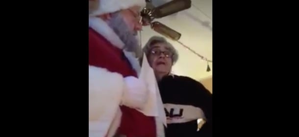 Scrive a Babbo Natale e gli chiede un cagnolino: il desiderio esaudito di una nonnina sola [VIDEO]