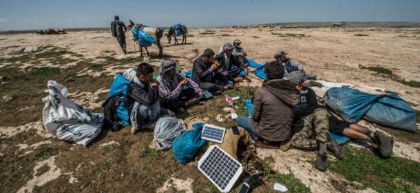 Muli trasportano i pannelli solari: così i pastori turchi caricano gli smartphone