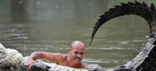 Uomo nuota con un coccodrillo [VIDEO]