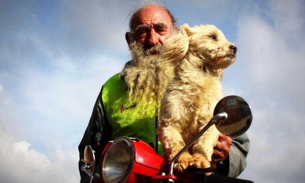 L'ultimo dono di Sergio a Papi: l'ottantenne che dormiva in auto col cane non c'è più