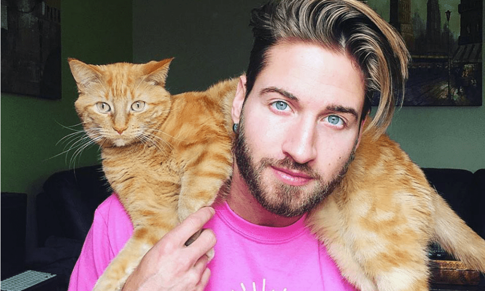 Travis DesLaurier, il modello sexy si allena col gatto: le immagini diventano virali