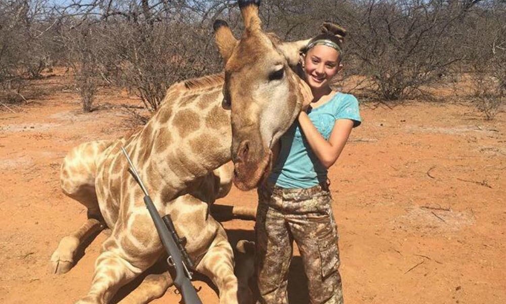 A 12 anni va a caccia e posta le foto sorridenti sui social: minacciata