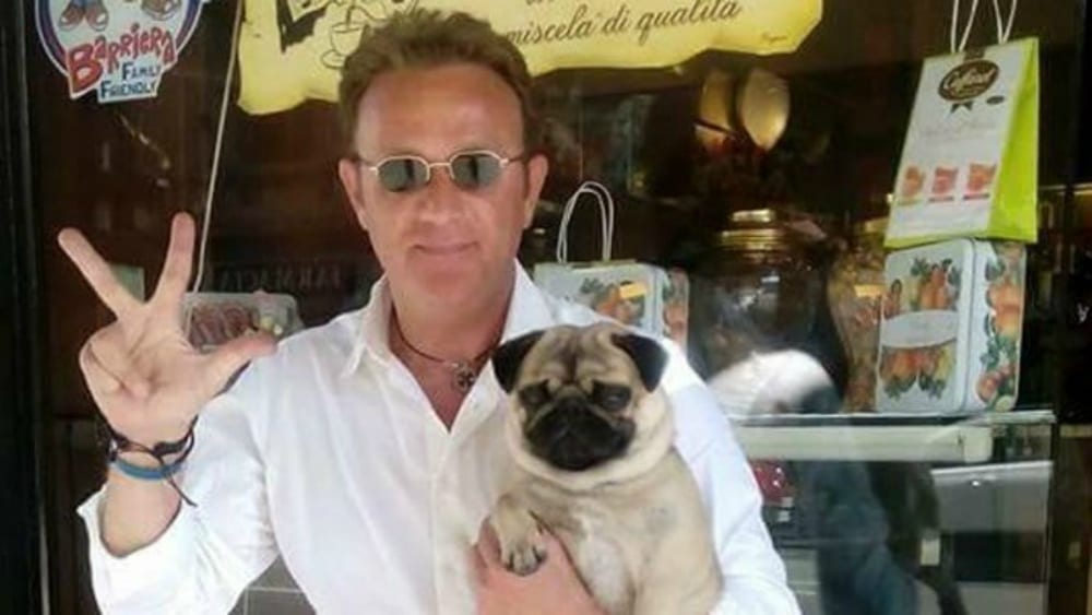 Cane seduto al tavolo e imboccato: scoppia la rissa al ristorante