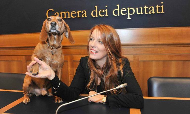 Vittoria Brambilla porta in Parlamento il primo cane della storia della Repubblica [VIDEO]
