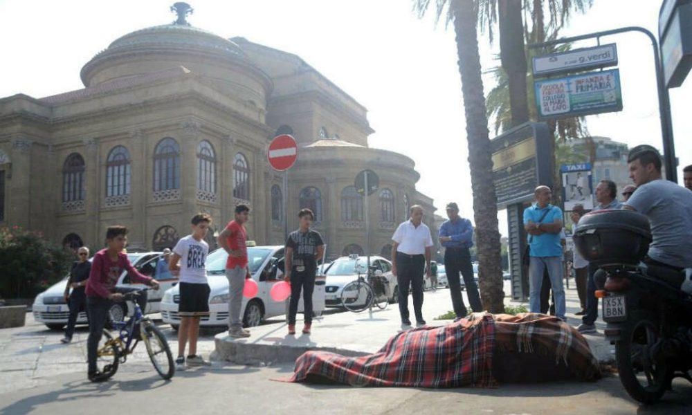 Cavallo da tiro muore stremato dopo un giro turistico a Palermo