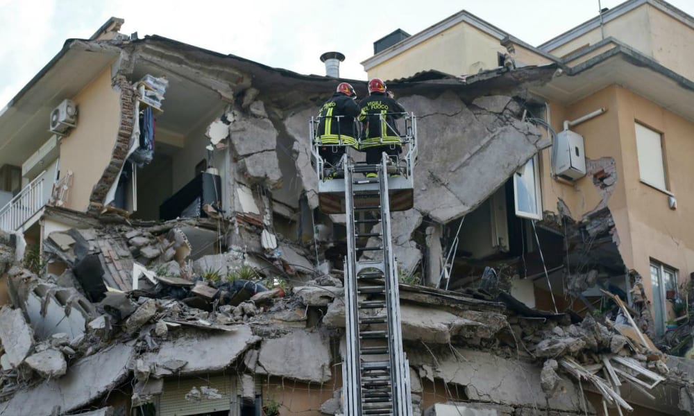 Gatti intrappolati sotto le macerie a Ponte Milvio: drone per cercare di salvarli