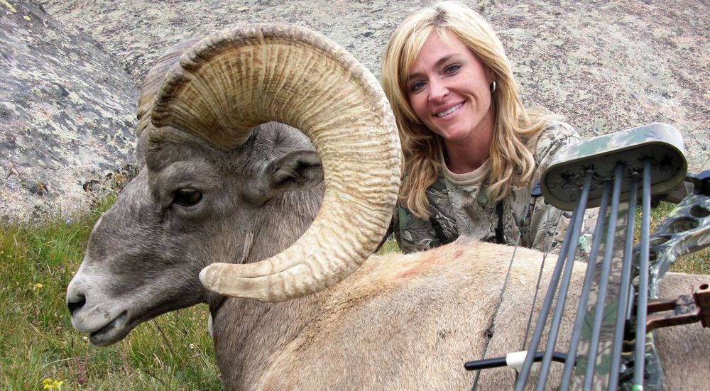 Donne postano sorridenti foto in cui uccidono animali della savana: il web in rivolta