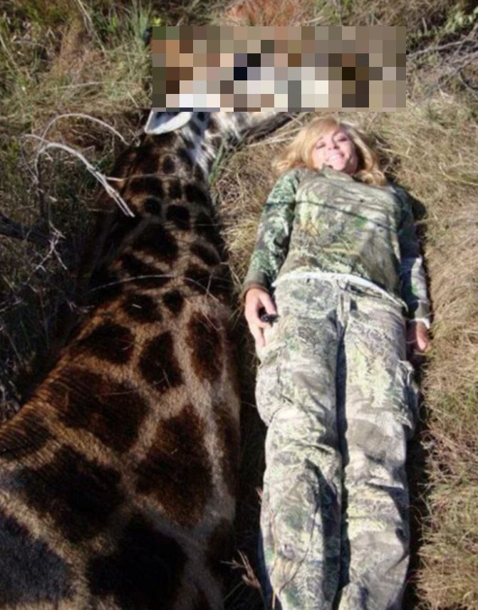 Donne postano sorridenti foto in cui uccidono animali della savana: il web in rivolta