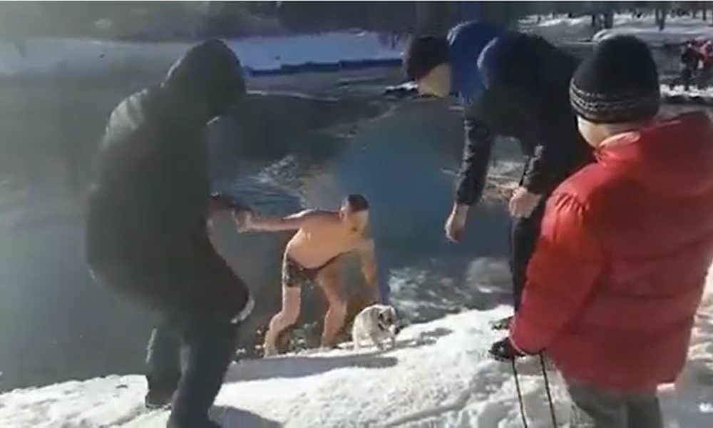 Si lancia nel lago ghiacciato per salvare un cucciolo [VIDEO]