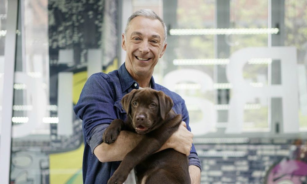 Linus piange la tragica morte della sua cagnolina Bruna