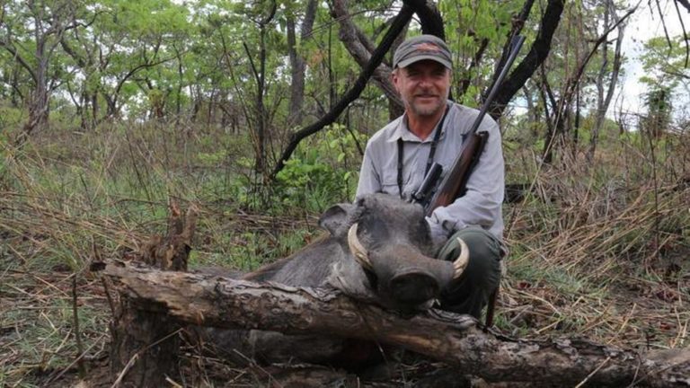 Muore tragicamente il veterinario cacciatore che pubblicava le foto delle sue prede: il web si divide