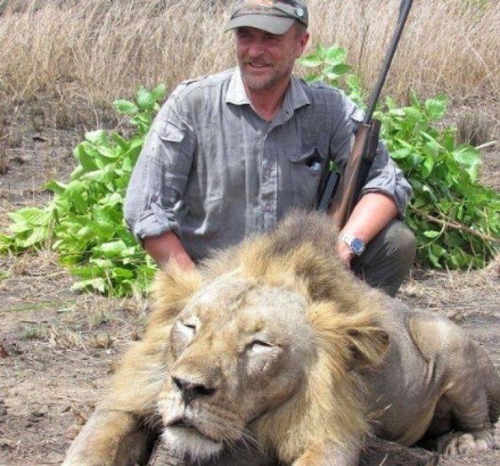 Muore tragicamente il veterinario cacciatore che pubblicava le foto delle sue prede: il web si divide