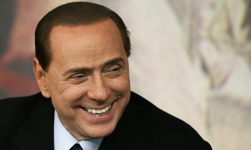 Silvio Berlusconi adotta tre cani abbandonati e dona loro una nuova vita [FOTO]