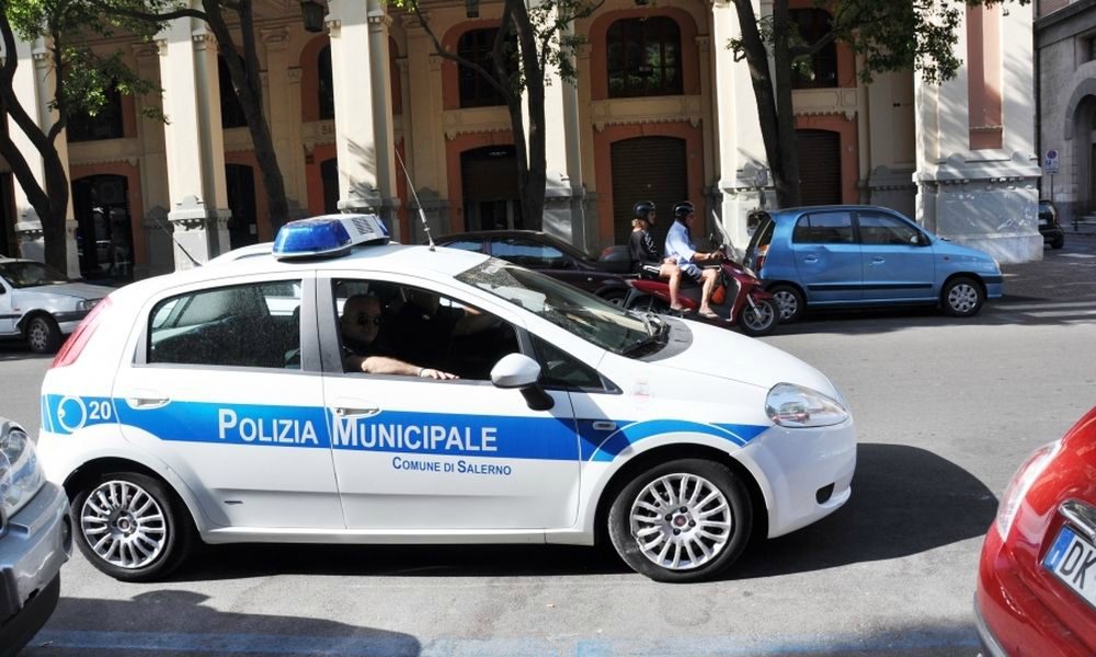 Uccide la sua cagnetta a calci, massacrandola davanti agli occhi di tutti