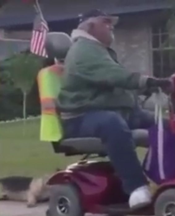 Orrore in Texas: trascina la sua cagnetta con lo scooter, arrestato [VIDEO IMMAGINI FORTI]