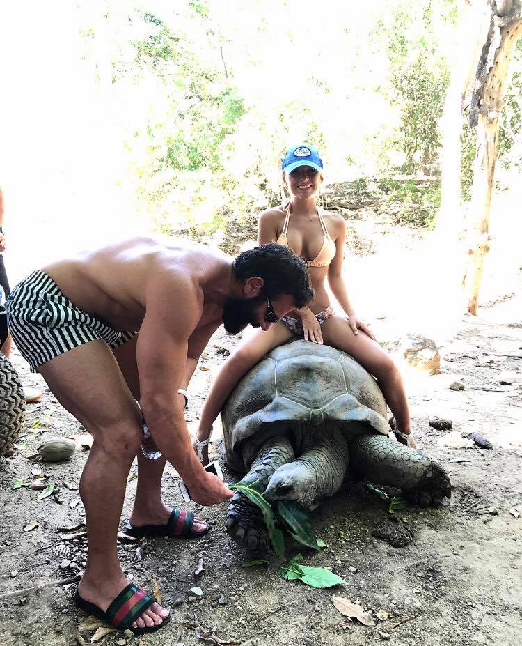Dan Bilzerian al centro delle polemiche per una foto “inopportuna” con una tartaruga in via d’estinzione