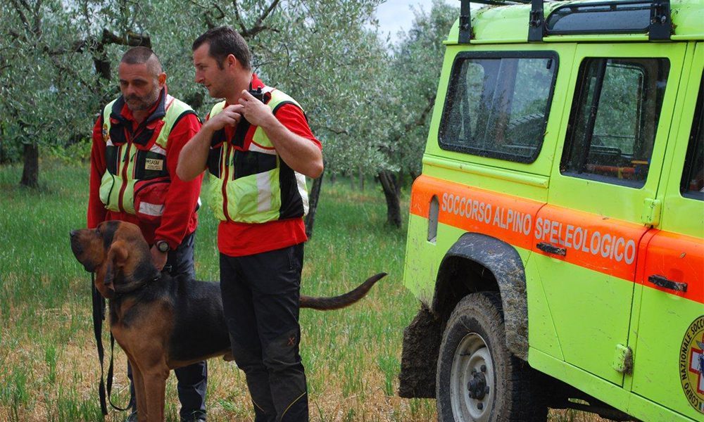 Uomo annega in un torrente: ritrovato grazie a un cane