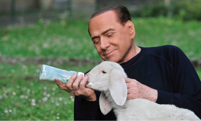 “A Pasqua scegliete la vita”: Silvio Berlusconi salva cinque agnelli [VIDEO]