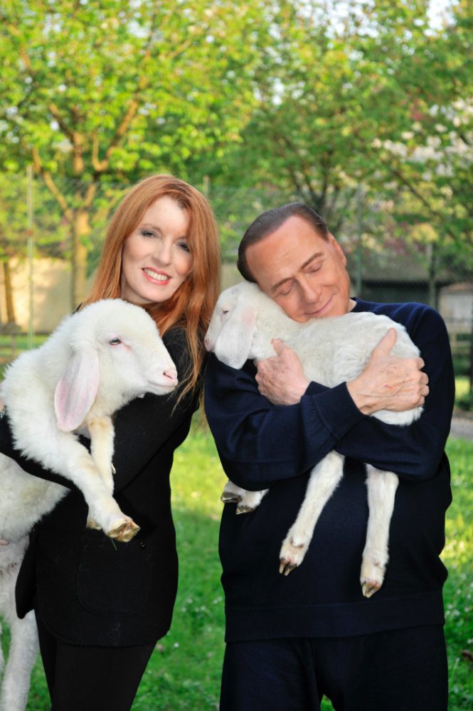 “A Pasqua scegliete la vita”: Silvio Berlusconi salva cinque agnelli