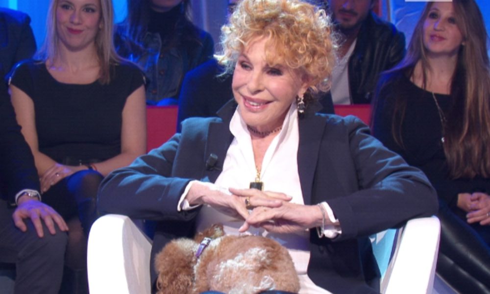 Ornella Vanoni piange la tragica della sua cagnolina sbranata da un altro cane: “Una parte di lei è morta insieme a me” [VIDEO]