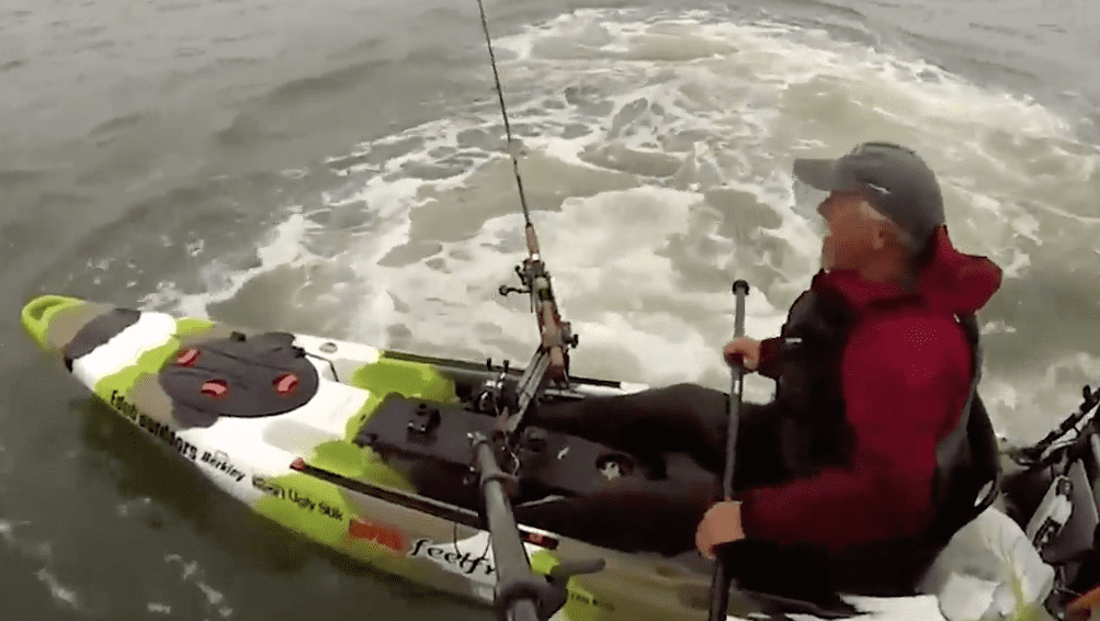 L'uomo in kayak incontra una balena: la reazione è sorprendente [VIDEO]