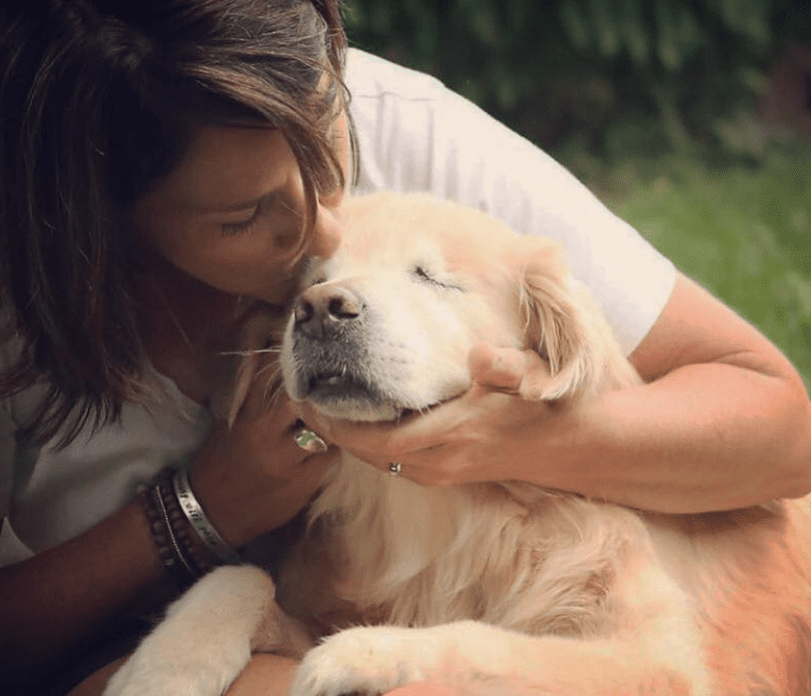 Addio a Smiley, il cane cieco che scaldava i cuori col suo sorriso