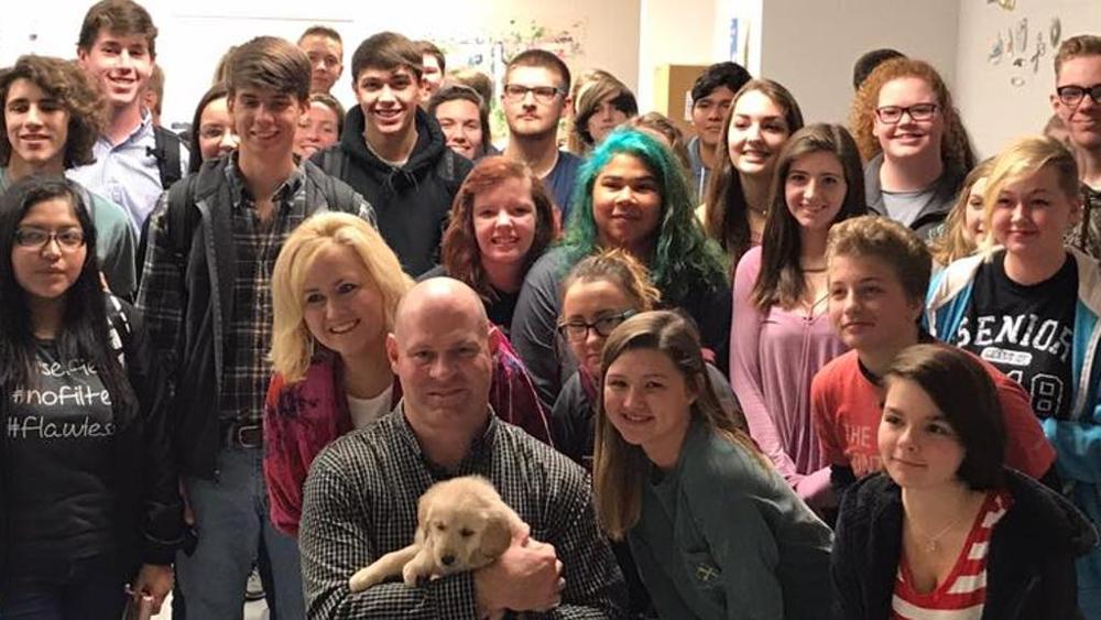 Il cane del professore muore: gli studenti gli fanno una sorpresa bellissima [FOTO]