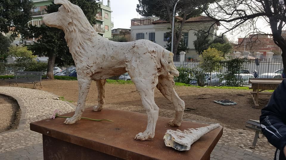 Distrutta la statua del cane Angelo: “Era un simbolo di pace e amore”
