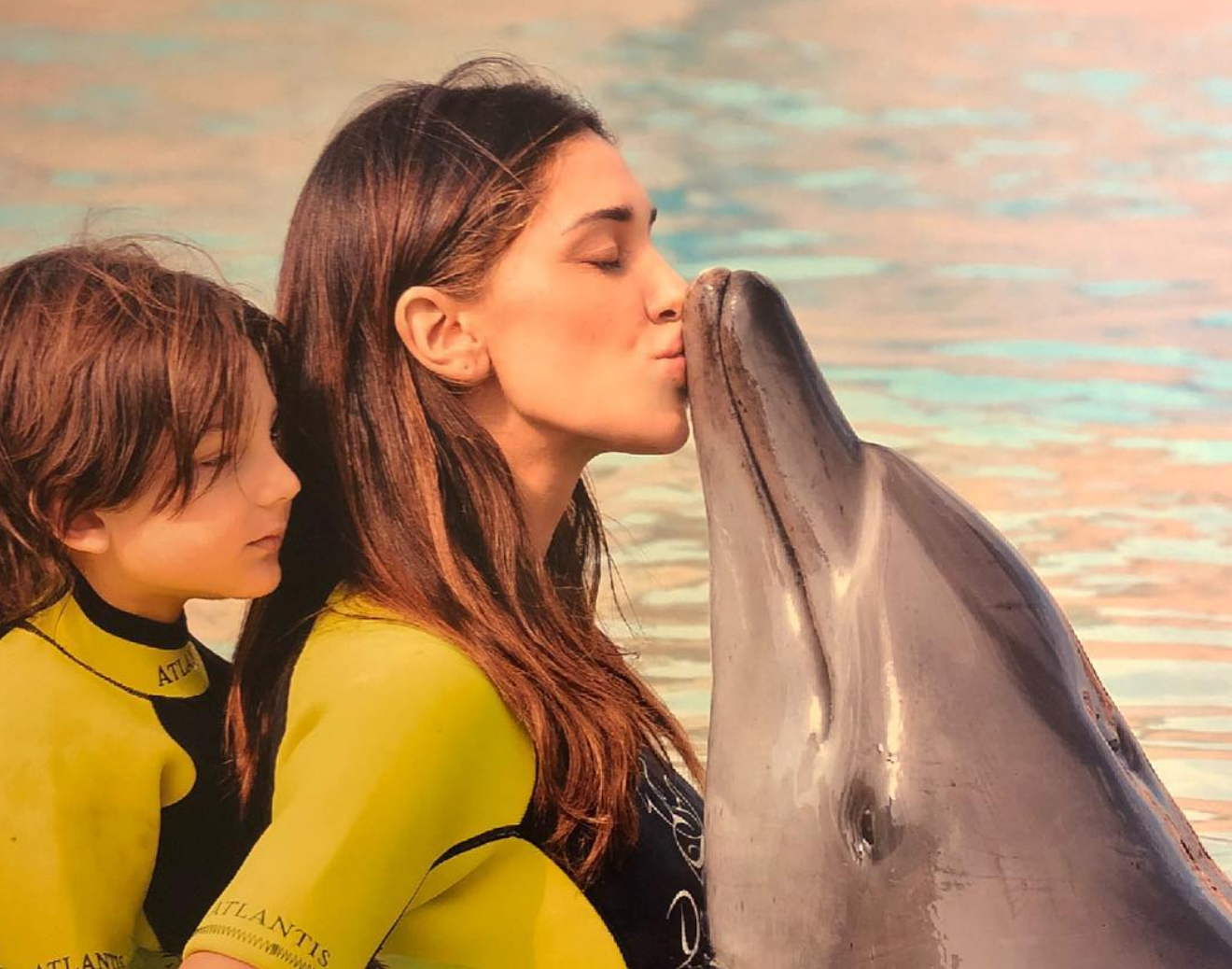 Belen e il bagno con i delfini: è giusto pubblicare le foto?