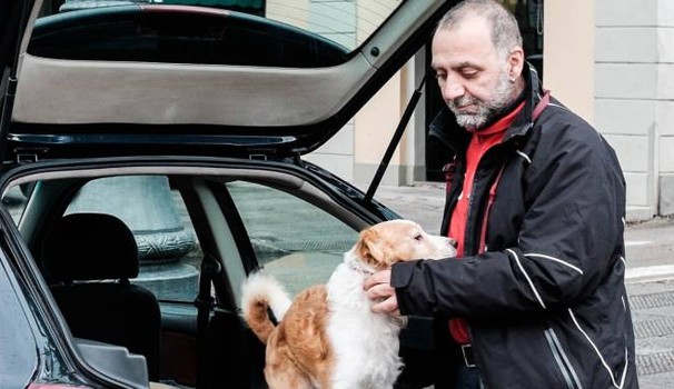 Vive in auto per non lasciare il cane: Salvatore e Spank commuovono il web