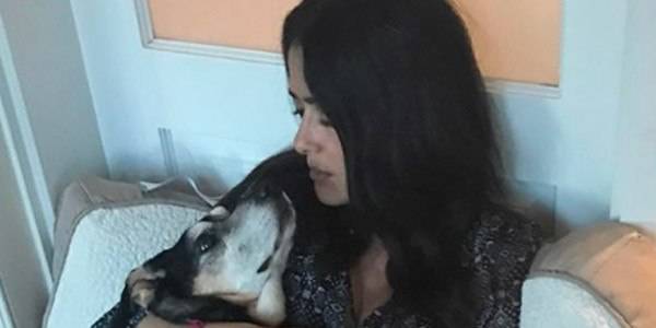 Salma Hayek dice addio al cane Lupe: 18 anni insieme [FOTO]