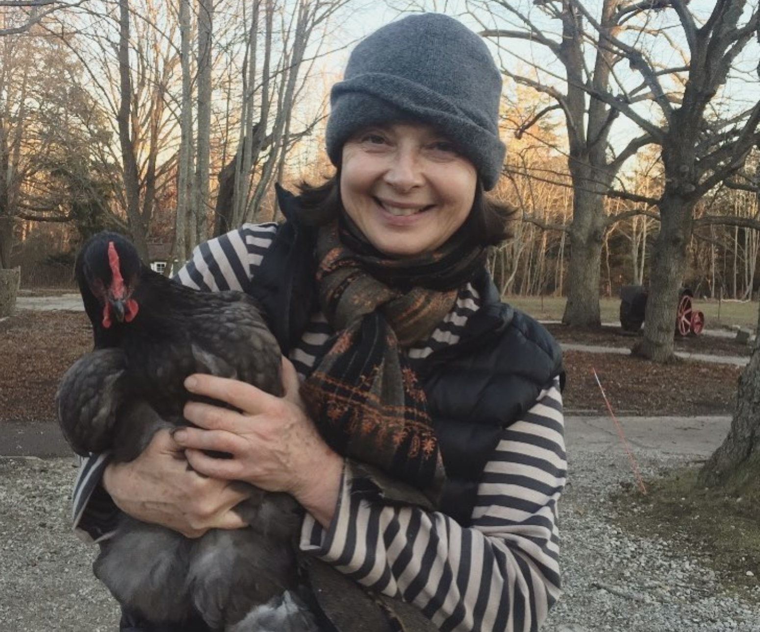 Isabella Rossellini tra galline e maiali: nuova vita per la star del cinema