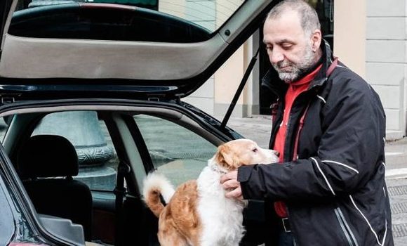 Lieto fine per Salvatore e Spank: l'uomo che viveva in auto per non lasciare il cane ha una casa