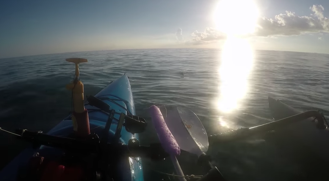 Esce in mare con la canoa: quello che trova è sorprendente [VIDEO]