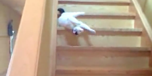 Il modo più strano di scendere le scale [VIDEO]
