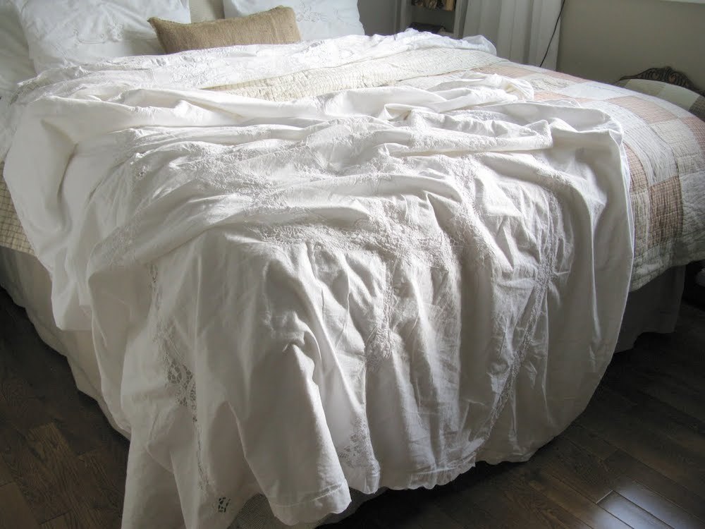 Vede movimenti sospetti sotto il letto: ciò che scopre la paralizza. Specie dal morso letale [VIDEO]