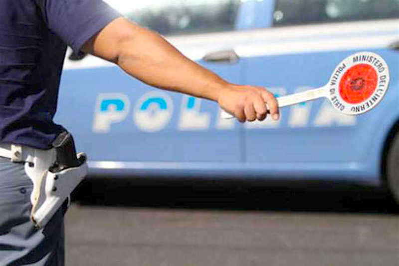 Poliziotti fermano un auto per un controllo: quello che trovano nel bagagliaio li lascia inorriditi [FOTO]