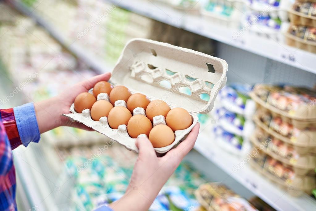 Un bambino compra un uovo al supermercato: la scoperta è sconvolgente [FOTO]