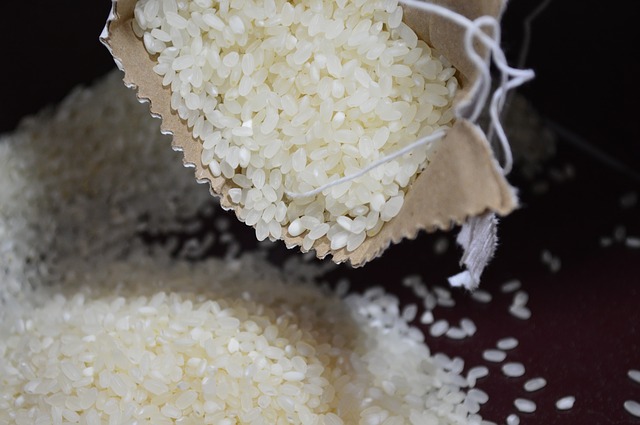Compra riso al supermercato: apre il pacco e lo trova pieno di…