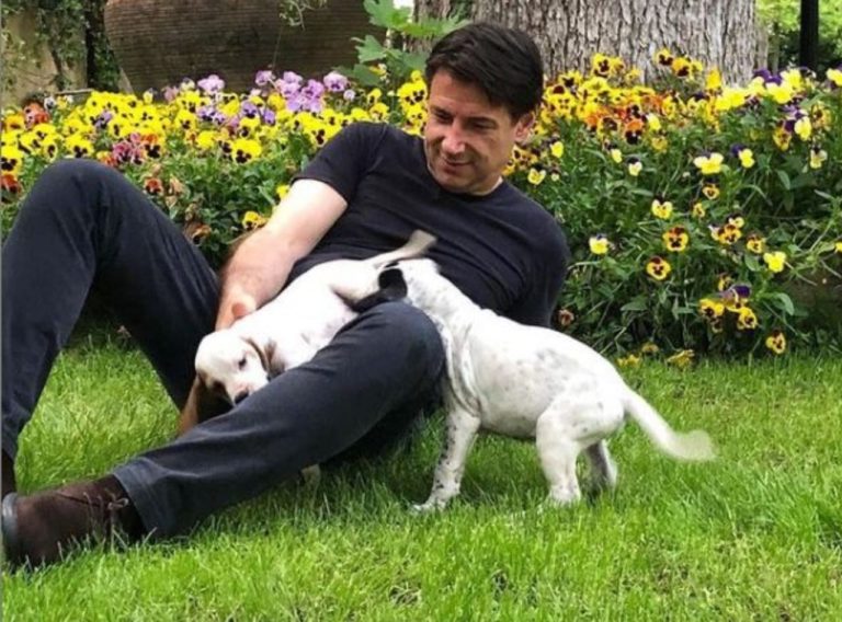 Giuseppe Conte e l’amore per gli animali: dall’abbraccio a Zagor, al relax con i suoi cani [VIDEO]
