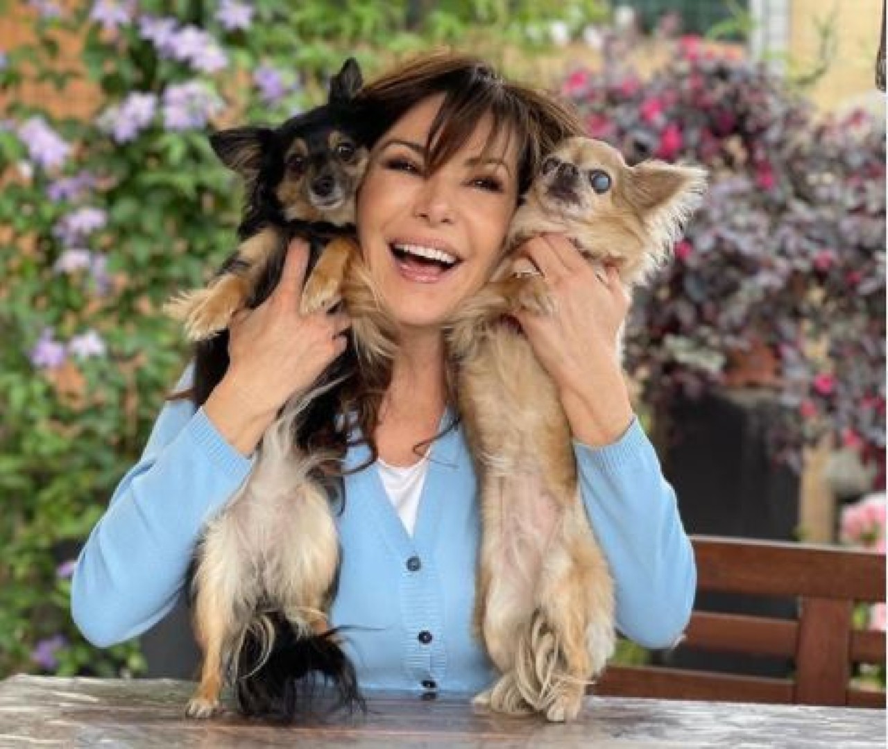 Emanuela Foliero, un’estate in compagnia delle sue cagnoline Nina e Sandy [FOTO]
