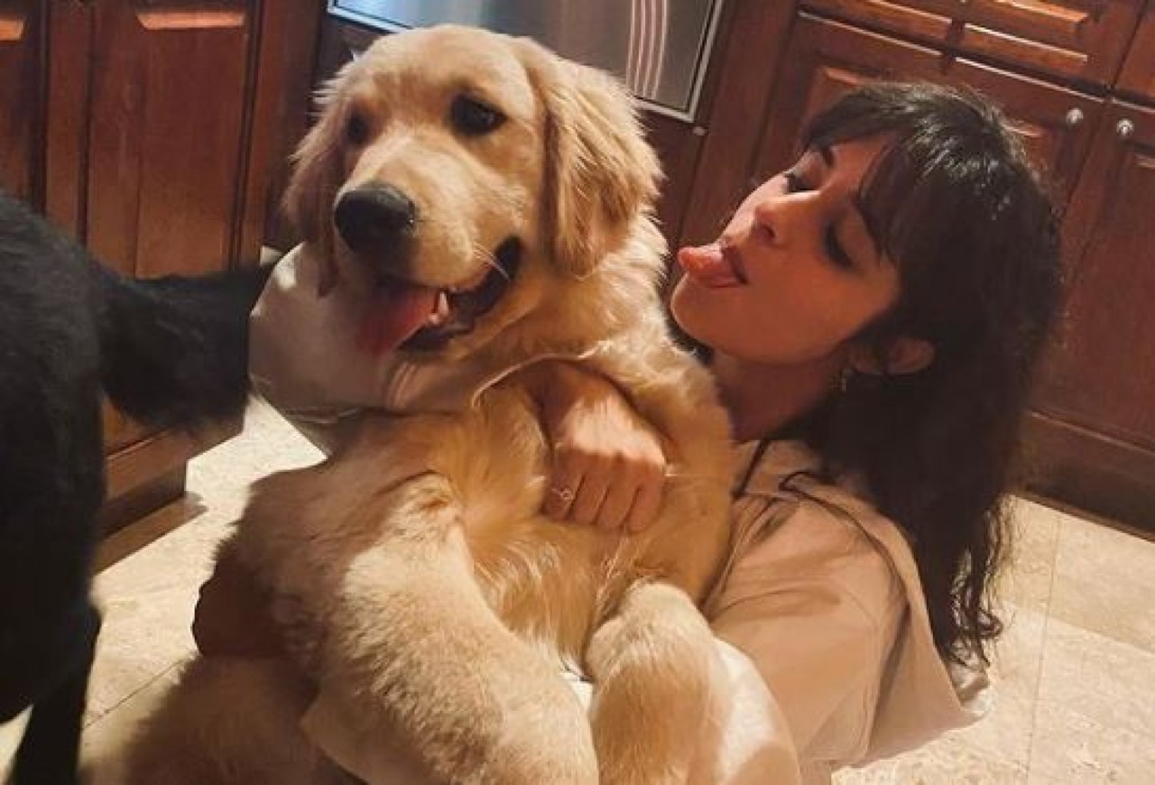 Camila Cabello e il rapporto speciale con i cani: “Mother of dogs” [FOTO]