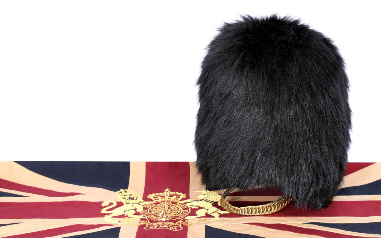 PETA ed ECOPEL: il copricapo in eco-pelliccia per la Guardia Reale della Regina