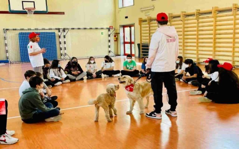 Cagnolini e coniglietti a scuola con la Pet Therapy: progetto di For a Smile Onlus