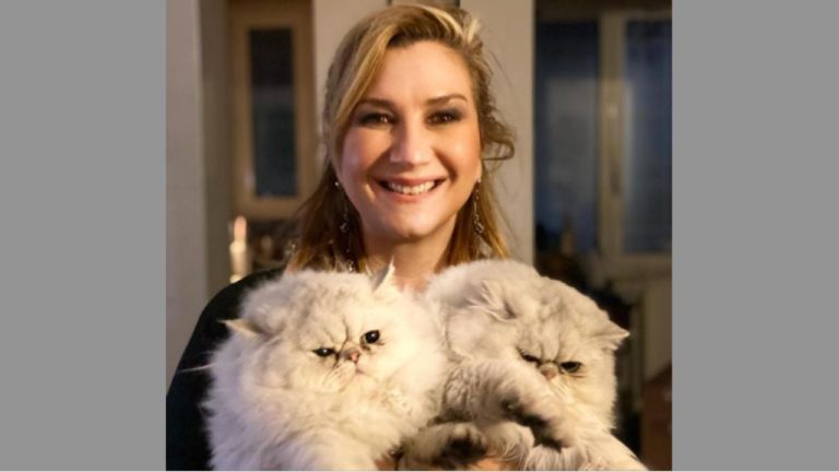 Serena Bortone “pazza” per i suoi gatti Pierre e Cheri: ecco perché si chiamano così